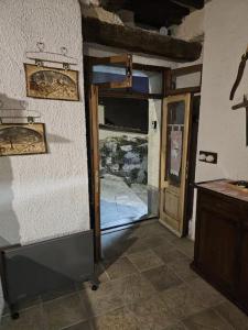 a room with aoyer with a door and a window at La Casetta nella Roccia in Torricella Peligna