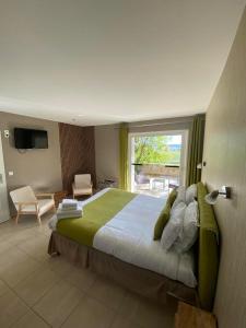 Postel nebo postele na pokoji v ubytování Hôtel Restaurant L'Art des Mets by Côté Jardin