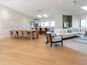 ein Wohnzimmer mit Sofa, Tisch und Stühlen in der Unterkunft Bentley Beach House in Sanibel