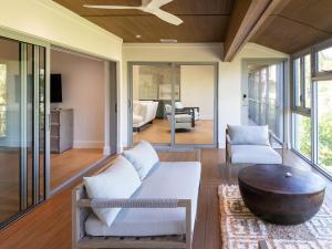 ein Wohnzimmer mit Sofa und Tisch in der Unterkunft Bentley Beach House in Sanibel