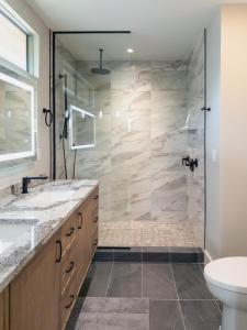 ein Badezimmer mit Dusche und Waschbecken in der Unterkunft Bentley Beach House in Sanibel