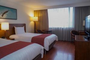 Una televisión o centro de entretenimiento en Hotel Ilar Corferias & Centro de Convenciones