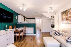 Køkken eller tekøkken på Spacious 3 bedroom home with garden