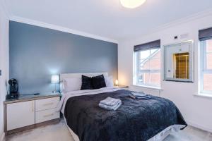 En eller flere senge i et værelse på Spacious 3 bedroom home with garden