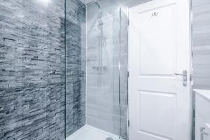 Et badeværelse på Spacious 3 bedroom home with garden + 30 billeder