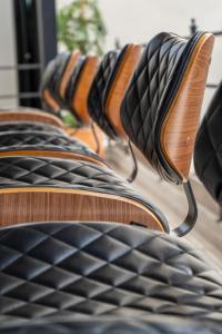 Casa Studio San Miguel de Allende في سان ميغيل دي الليندي: صف من الكراسي مع سرير في الخلفية +262 صورة