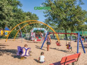 Mobile Homes by KelAir at Camping Sylvamar في لابينيه: مجموعة من الأطفال يلعبون في ملعب