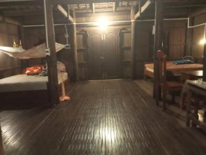 Sconvolt Homestay في كراتي: غرفة بها سريرين بطابقين وطاولة +5 صور