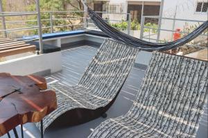 ein Paar Hängematten auf einem Balkon eines Gebäudes in der Unterkunft Villa Malibu in Taganga