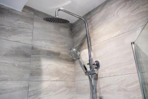 Ванная комната в Modern 3 Bedroom Home, 6 beds, Free Parking, 500MBS, Netflix, Near Coventry City Centre & Hospital, Contractors, Families, Apple Air Play +38 фотографий