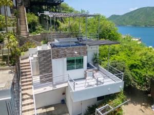 ein Haus mit Blick aufs Wasser in der Unterkunft Villa Malibu in Taganga