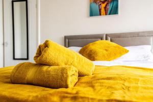 Кровать или кровати в номере Modern 3 Bedroom Home, 6 beds, Free Parking, 500MBS, Netflix, Near Coventry City Centre & Hospital, Contractors, Families, Apple Air Play