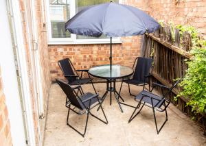 Патио или другая зона на открытом воздухе в Modern 3 Bedroom Home, 6 beds, Free Parking, 500MBS, Netflix, Near Coventry City Centre & Hospital, Contractors, Families, Apple Air Play