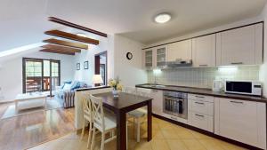 eine Küche mit Tisch und Esszimmer in der Unterkunft Hrabovo Helena 19 in Ružomberok