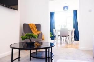 Гостиная зона в Modern 3 Bedroom Home, 6 beds, Free Parking, 500MBS, Netflix, Near Coventry City Centre & Hospital, Contractors, Families, Apple Air Play