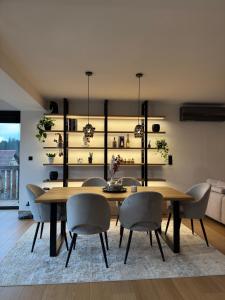 Posezení v ubytování Willa Black Wood