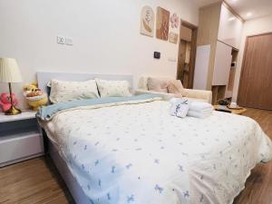 een slaapkamer met een groot bed met blauwe sterren bij Lily House in Kon Rung (1)