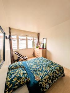 Un dormitorio con una cama grande con una manta azul. en ANGLET, Chambre Privée, QUARTIER CALME, en Anglet