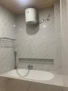 ein Badezimmer mit einem Waschbecken und einem Licht an der Wand in der Unterkunft Cahaya Residence The Guest House in Kuta + 15 Fotos