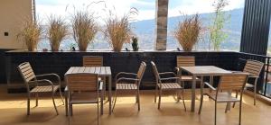 un gruppo di sedie e tavoli in un ristorante di JAMOS House a Kigali