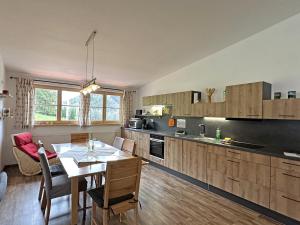 een keuken met een tafel en een eetkamer bij Gschwendtnerhof App25 Schaub in Aschau im Chiemgau