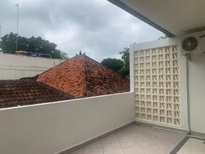einen Blick vom Balkon eines Hauses mit Dach in der Unterkunft Cahaya Residence The Guest House in Kuta