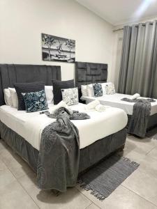 En eller flere senge i et værelse på Khaya Apartments Victoria Falls Estate