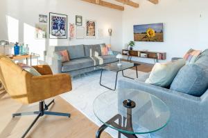 un soggiorno con 2 divani e un tavolo in vetro di Gollings am See Loft-Suite a Bosau