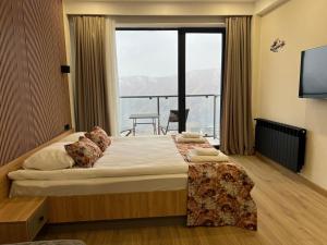 Postel nebo postele na pokoji v ubytování Gudauri Twins 404