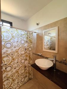 un bagno con lavandino e doccia di Los Frutales a Villa Carlos Paz