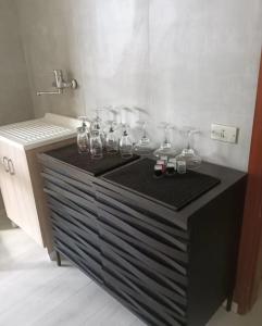een zwart aanrecht met bril erop bij Ca`del Fuin in Seregno +21 foto's