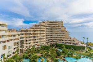 een luchtfoto van een resort met twee zwembaden bij Francysara Holiday in Benalmádena