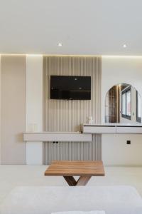 丹吉尔Studio sky lux 94的带桌子和电视的客厅