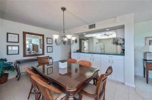 Kuchyň nebo kuchyňský kout v ubytování Comfortable Two-Bedroom Condo With Private Balcony