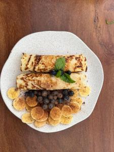 Un plato blanco con tres piezas de comida sobre una mesa. en All Natural Glamping, en Copacabana
