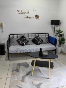 Un pat sau paturi într-o cameră la Warmth Nest4U Homestay Butterworth