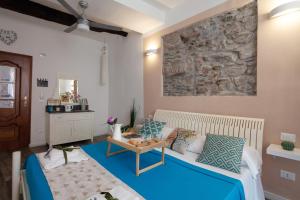 un soggiorno con un letto e un tavolo di Divas Rooms a Riomaggiore