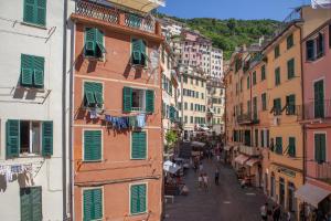 una vista dall'alto di una strada cittadina con edifici di Divas Rooms a Riomaggiore