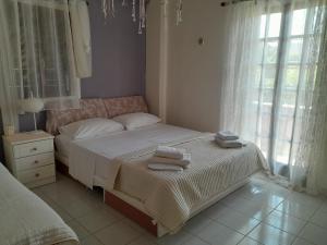 En eller flere senge i et værelse på Semeli House