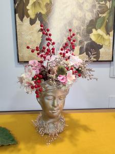 een vaas met een hoofd waarop bloemen staan bij Precioso Loft El Arcángel II junto a la Ribera in Córdoba