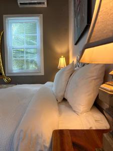 Ένα ή περισσότερα κρεβάτια σε δωμάτιο στο Caye Caulker Boutique Guesthouse 6