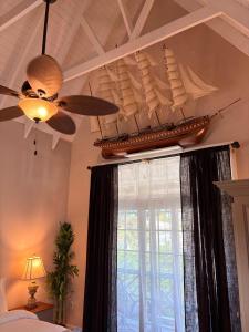 Ένα ή περισσότερα κρεβάτια σε δωμάτιο στο Caye Caulker Boutique Guesthouse 6