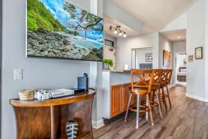 een bar in een keuken met een tafel en stoelen bij Grand Champions 160 in Wailea