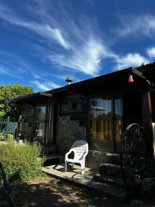 PurinkiWasi - La casa de todos في لوس ريترز: مقعد أبيض على شرفة المنزل