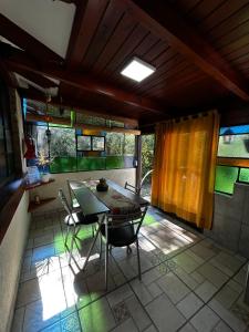 PurinkiWasi - La casa de todos في لوس ريترز: غرفة طعام مع طاولة وكراسي على الفناء