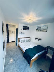 a bedroom with a large bed in a room at Bota Property in Kidlington