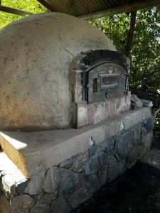 PurinkiWasi - La casa de todos في لوس ريترز: فرن من الطوب في الهواء الطلق يقع على جدار حجري