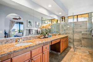 een badkamer met een wastafel en een douche bij Grand Champions 160 in Wailea +48 foto's