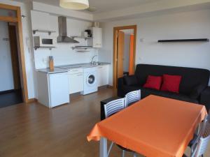 Kuchyň nebo kuchyňský kout v ubytování Apartamentos Bahía de Boó