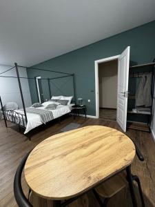 Giường trong phòng chung tại Mounts Aura